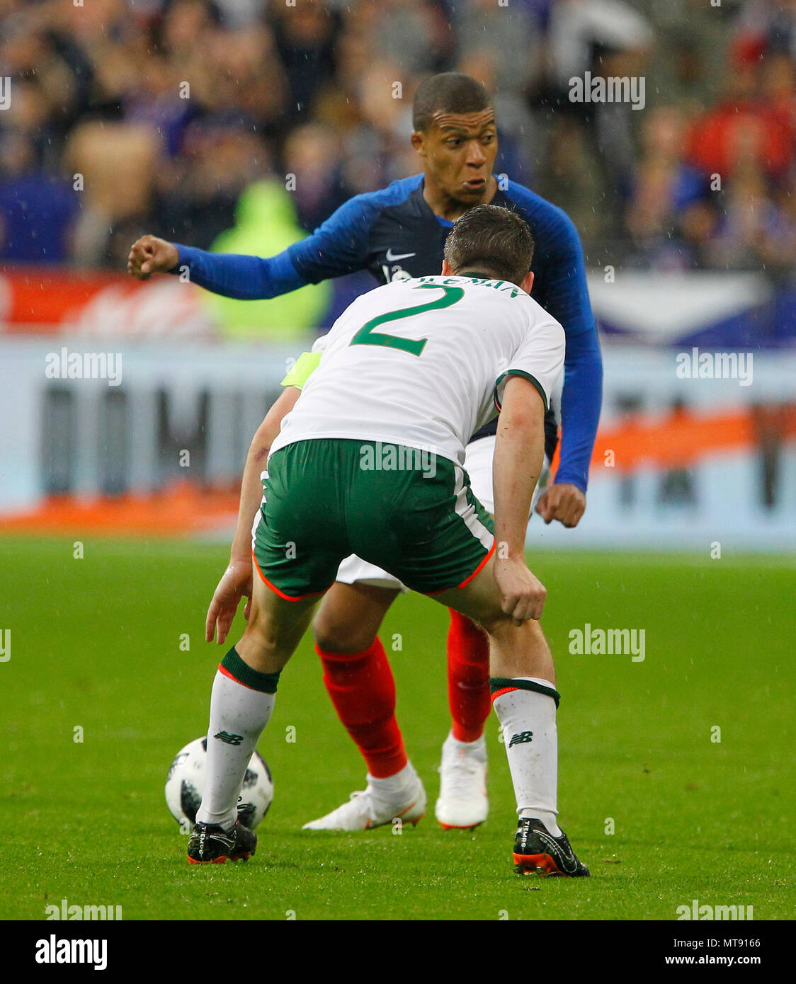 Stade de France, Paris, Frankreich. 28 Mai, 2018. Internationaler Fußball-freundlich, Frankreich gegen Republik Irland; Kylian Mbappe (Frankreich) sucht nach einem Weg, Vergangenheit Seamus Coleman (Republik Irland) Credit: Aktion plus Sport/Alamy leben Nachrichten Stockfoto