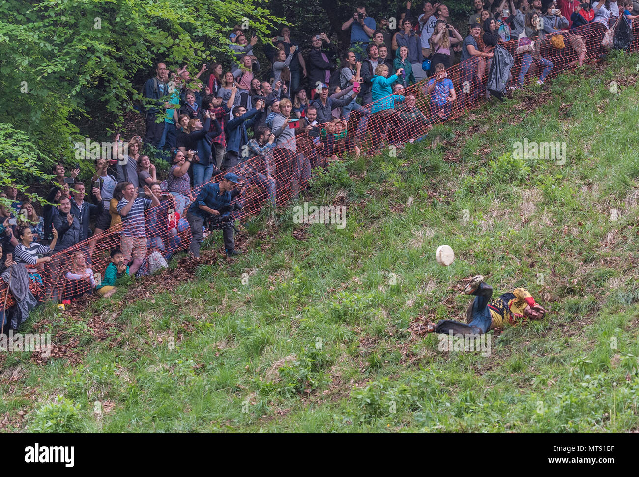 Käse Rolling Festival Coopers Hill Gloucestershire GROSSBRITANNIEN. Chris Anderson seinen 21. feiert Gewinn am Coopers Hill Cheese Rolling Festival und Zerschlagung der bisherigen Rekord für die Anzahl der Siege. Credit: charlie Bryan/Alamy leben Nachrichten Stockfoto