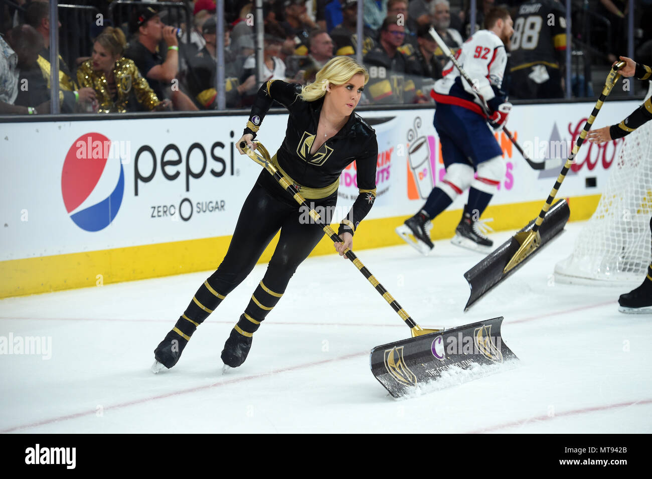 Las Vegas, NV, USA. 28 Mai, 2018. Ein Mitglied der goldene Ritter ice Crew während Spiel 1 des Stanley Cup Finale zwischen den Washington Capitals und den Las Vegas Golden Knights bei der T-Mobile Arena in Las Vegas, NV. Credit: Aktion plus Sport/Alamy leben Nachrichten Stockfoto