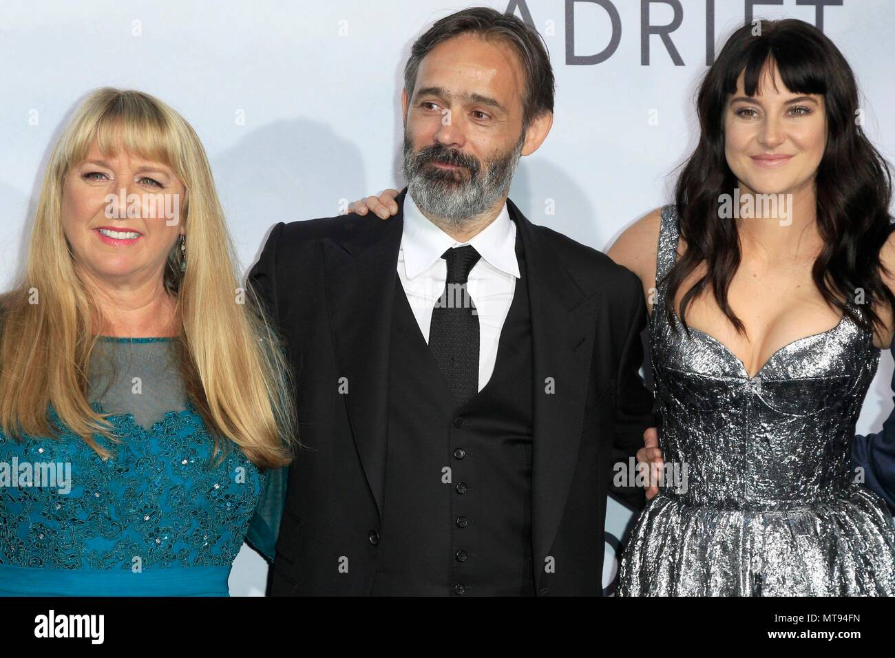 Los Angeles, CA, USA. 23 Mai, 2018. Tami Oldham Ashcraft, Baltasar Kormakur, Shailene Woodley in der Ankunftshalle für hilflos Premiere, LOS ANGELES. Live Regal Cinemas, Los Angeles, CA 23. Mai 2018. Credit: Priscilla Grant/Everett Collection/Alamy leben Nachrichten Stockfoto