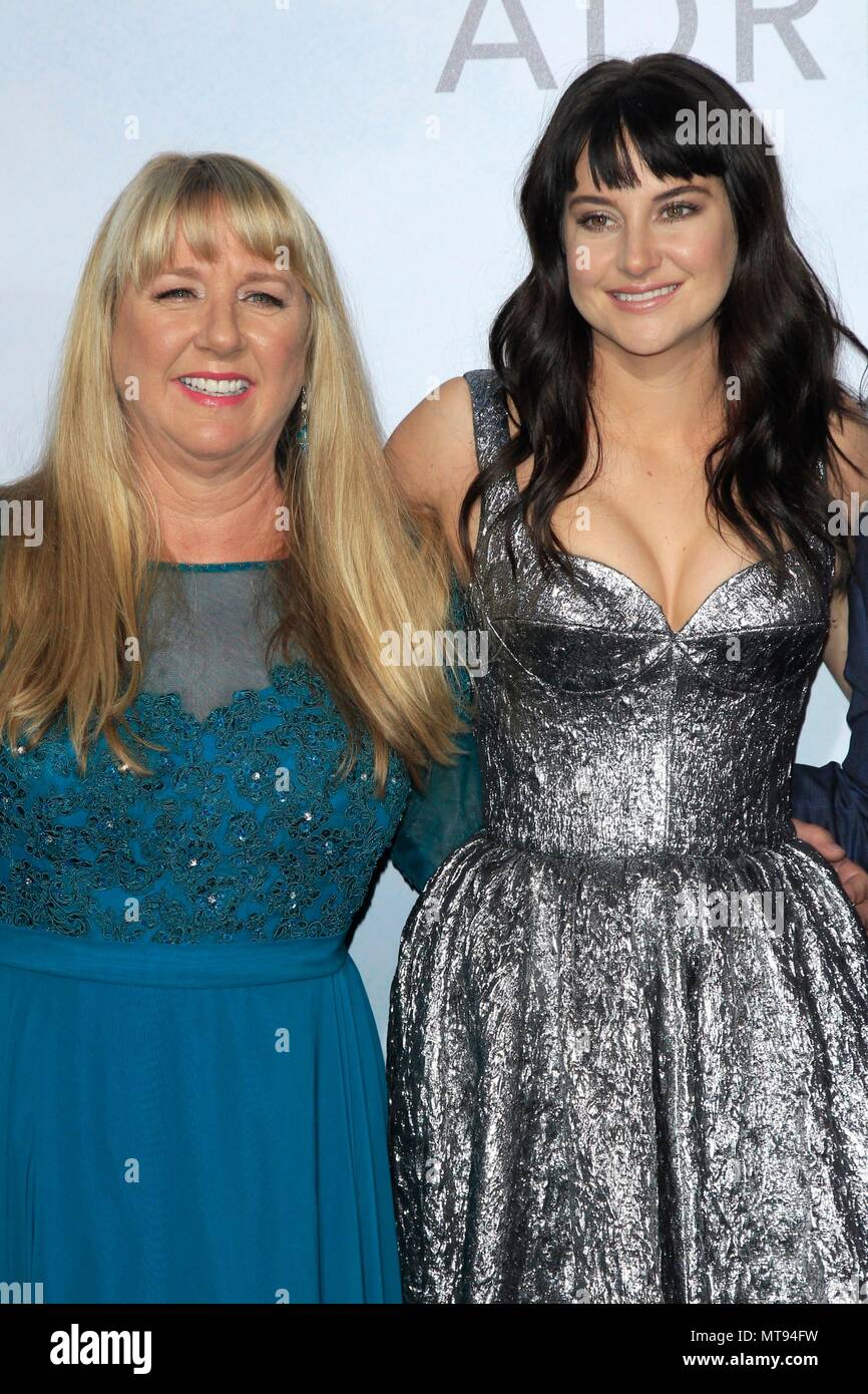 Los Angeles, CA, USA. 23 Mai, 2018. Tami Oldham Ashcraft, Shailene Woodley in der Ankunftshalle für hilflos Premiere, LOS ANGELES. Live Regal Cinemas, Los Angeles, CA 23. Mai 2018. Credit: Priscilla Grant/Everett Collection/Alamy leben Nachrichten Stockfoto