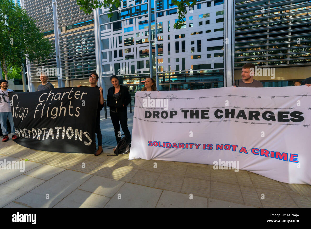 Mai 22, 2018 - London, UK. Die Demonstranten mit Transparenten außerhalb des Home Office fordern Ende der alle Charterflüge gewaltsam Migranten zurück nach Ländern des Commonwealth, insbesondere protestierten gegen eine verschwiegene Flug erwartet, diese Woche nach Pakistan. Viele sind für die Deportation und jedes, begleitet von zwei oder mehr Wachen, und den Passagieren und Bordpersonal auf normalen Dienstleistungen oft abgelehnt haben, mit Menschen, die verständlicherweise in Ländern, wo sie Verfolgung, Schaden, Isolation Gesicht kann oder sogar Tod getroffen werden Objekt zu nehmen. Die Leute vom Ende der Deportationen, Lesben und Stockfoto