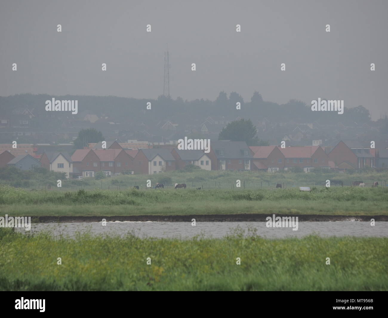 Sheerness, Kent, Großbritannien. 29 Mai, 2018. UK Wetter: Nass und bewölkten Morgen, mit leichtem Nieselregen/Nebel hängt über der Mitte Häuser, Sheerness. Credit: James Bell/Alamy leben Nachrichten Stockfoto