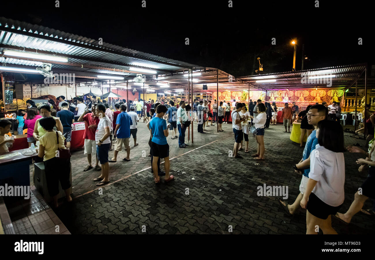 Kuala Lumpur, Malaysia. 28 Mai, 2018. Wesak Feier zum Tag Kick off am siamesischen buddhistischen Tempel Chetawan in Petaling Jaya, Malaysia, am 28. Mai 2018. Buddhistische widmet sich in den Tempel, um zu beten. © Danny Chan/Alamy Leben Nachrichten. Stockfoto