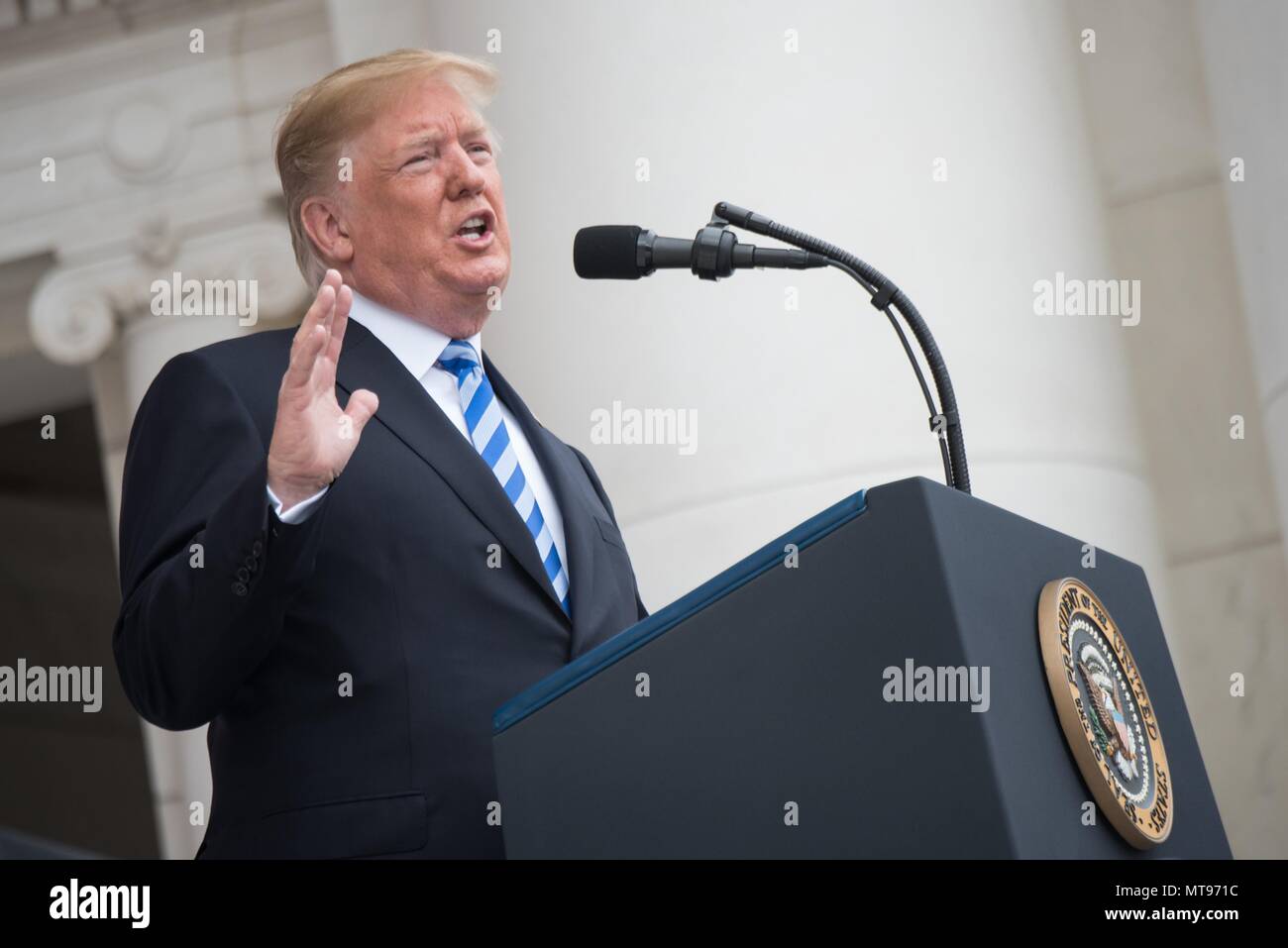 Us-Präsident Donald Trump liefert die traditionelle Memorial Day Adresse während des 150-jährlichen nationalen Gedenktag Beachtung auf dem Arlington National Cemetery 28 Mai, in Arlington, Virginia, 2018. Stockfoto