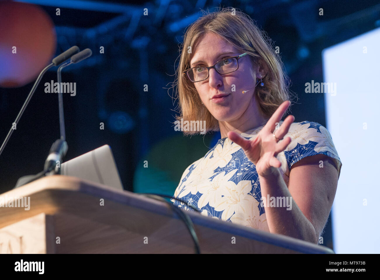 Die Hay Festival, Heu auf Wye, Wales UK Dienstag, den 29. Mai 2018. Neurowissenschaftler Sarah - Jane BLAKEMORE, sprechen über ihr Buch "Das geheime Leben der Teenager Gehirn" auf der Bühne am sechsten Tag des 31. jährlichen Hay Festival der Literatur und Kunst beschrieben, die vom ehemaligen US-Präsidenten Bill Clinton als "Das Woodstock des Geistes", das Festival zieht die besten Dichter und Denker aus der ganzen Welt für 10 Tage der Feier der Besten des geschriebenen Wortes und kritische Debatte Foto © Keith Morris/Alamy leben Nachrichten Stockfoto