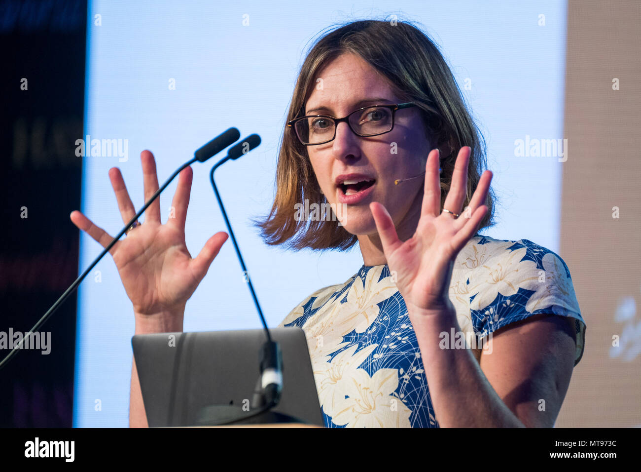 Die Hay Festival, Heu auf Wye, Wales UK Dienstag, den 29. Mai 2018. Neurowissenschaftler Sarah - Jane BLAKEMORE, sprechen über ihr Buch "Das geheime Leben der Teenager Gehirn" auf der Bühne am sechsten Tag des 31. jährlichen Hay Festival der Literatur und Kunst beschrieben, die vom ehemaligen US-Präsidenten Bill Clinton als "Das Woodstock des Geistes", das Festival zieht die besten Dichter und Denker aus der ganzen Welt für 10 Tage der Feier der Besten des geschriebenen Wortes und kritische Debatte Foto © Keith Morris/Alamy leben Nachrichten Stockfoto