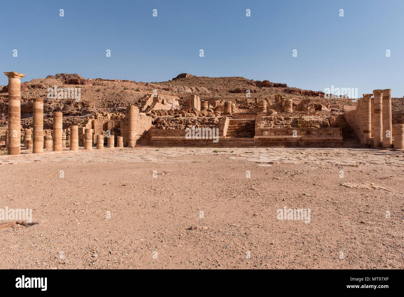 Antiken Säulen auf den Kolonnaden Straße in Petra archäologischen Park, Jordanien Stockfoto