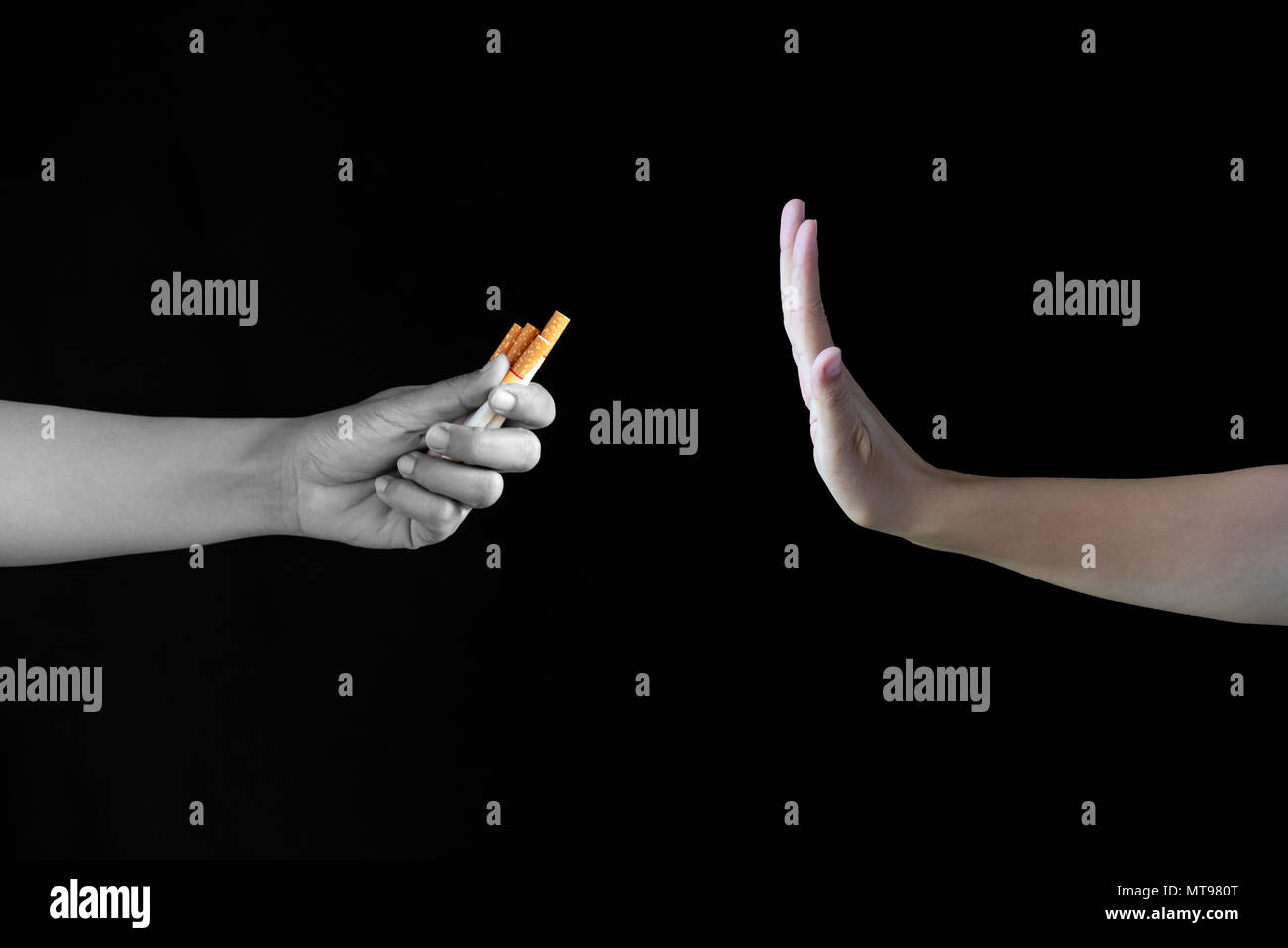 Weltnichtrauchertag, dem 31. Mai. Sagen Sie einfach nein zu Rauchen aufhören. Nahaufnahme der Hand ablehnen Zigarette bieten auf schwarzem Hintergrund. Stockfoto