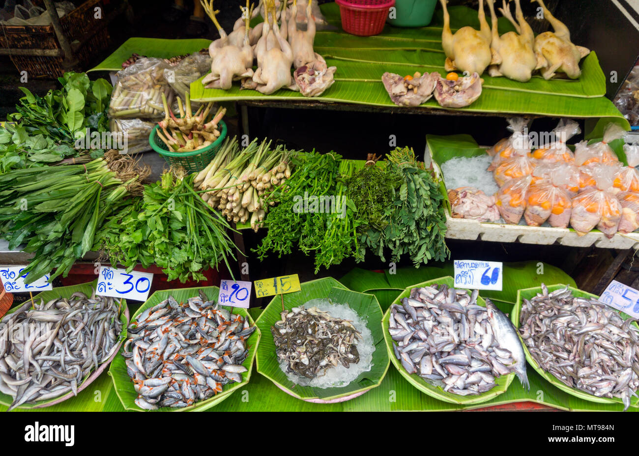 Fisch, Huhn und Kräuter auf dem lokalen Markt Stockfoto