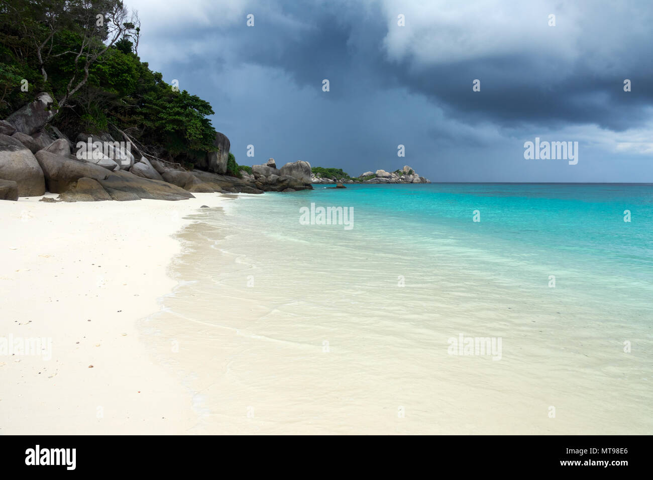 White Sand Beach und Sturm Himmel Stockfoto