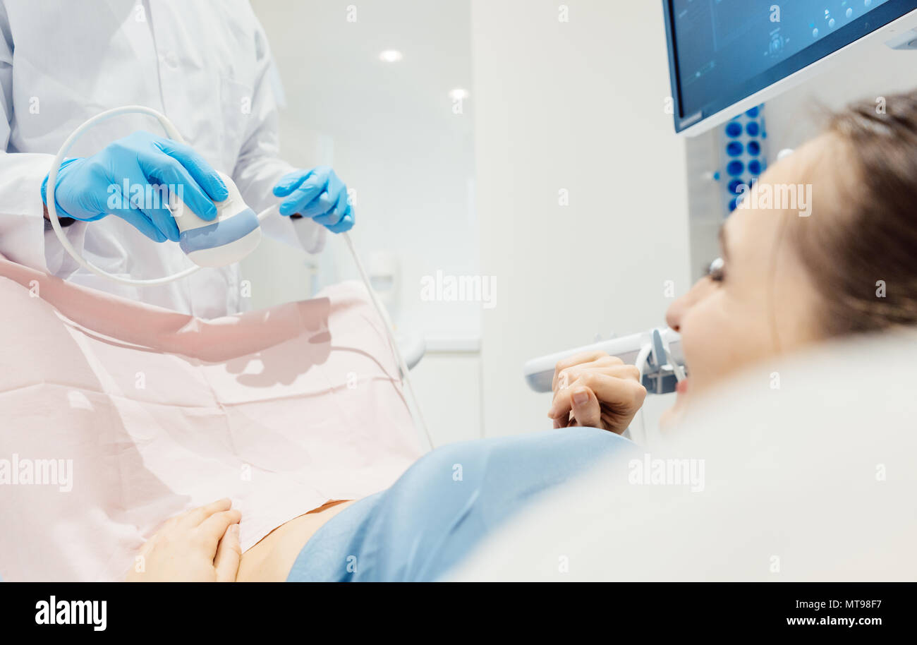 Frauenarzt versucht, Ultraschall Prüfung von Patienten Stockfoto