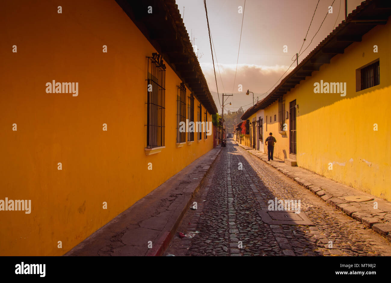 Im freien Blick auf steinigen Straße mit einigen alten Gebäude beherbergt und der historischen Stadt Antigua ist UNESCO-Weltkulturerbe seit 1979 in Guatemala. Stockfoto