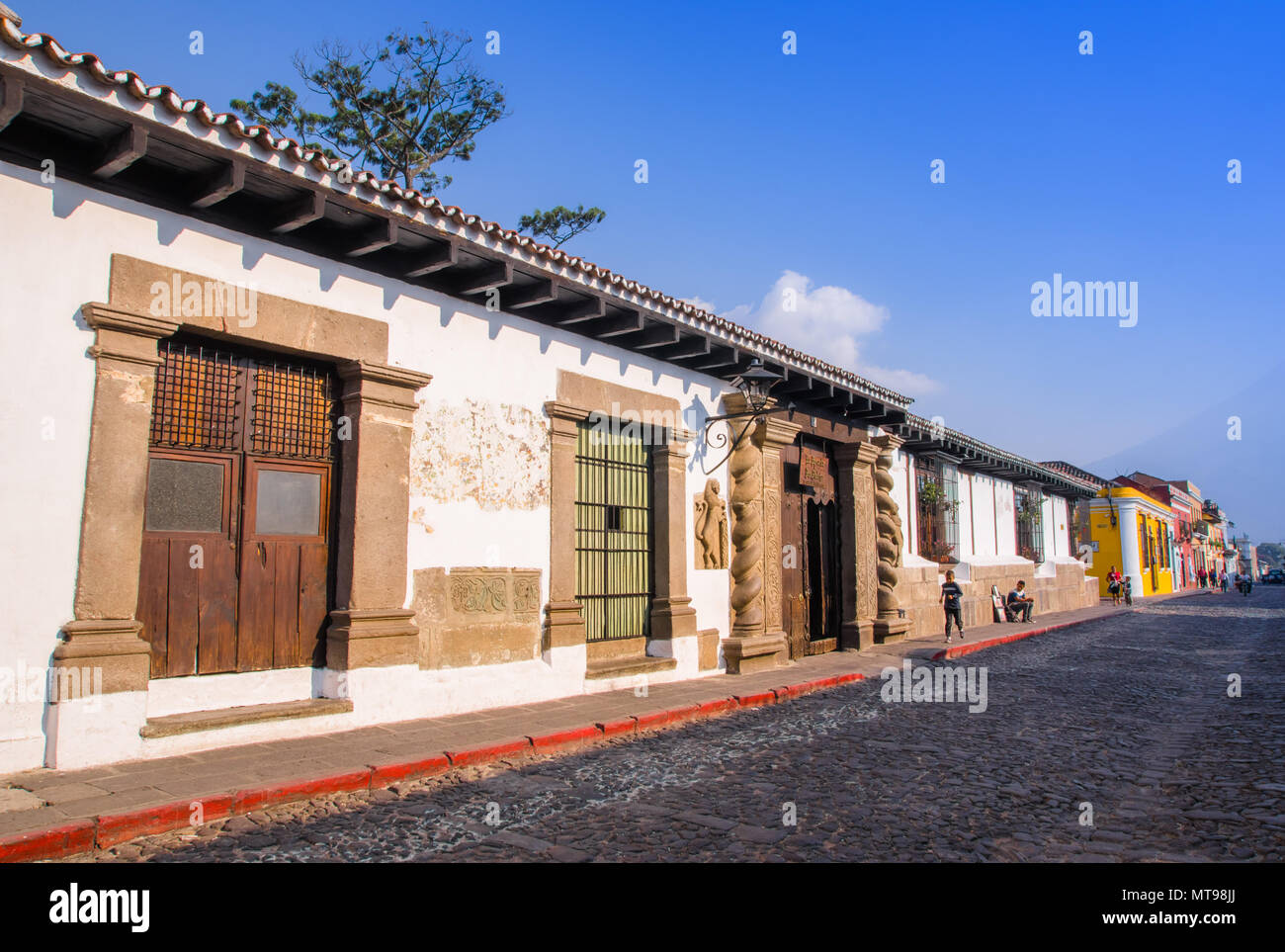 Im freien Blick auf steinigen Straße mit einigen alten Gebäude beherbergt und der historischen Stadt Antigua ist UNESCO-Weltkulturerbe seit 1979 Stockfoto