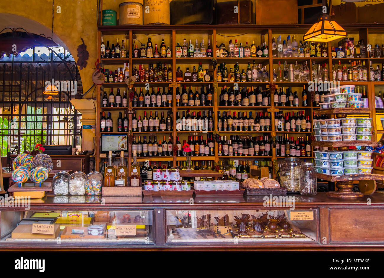 Santiago Sacatepequez, Guatemala - November 1, 2017: Indoor Blick auf Store mit sortierten Alkohol Getränke in einer Bar, während die riesigen kite Festival zu Allerheiligen Stockfoto