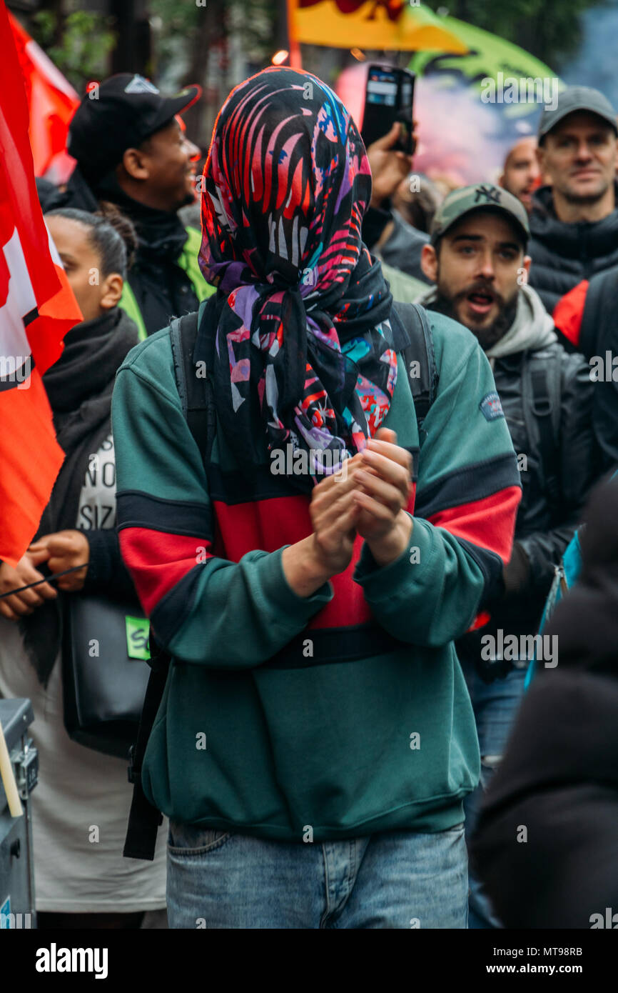 Demonstranten bekunden ihre Wut gegen die Regierung Frankreichs Präsident Makros, die unter anderem auf den Straßen von Paris. Stockfoto