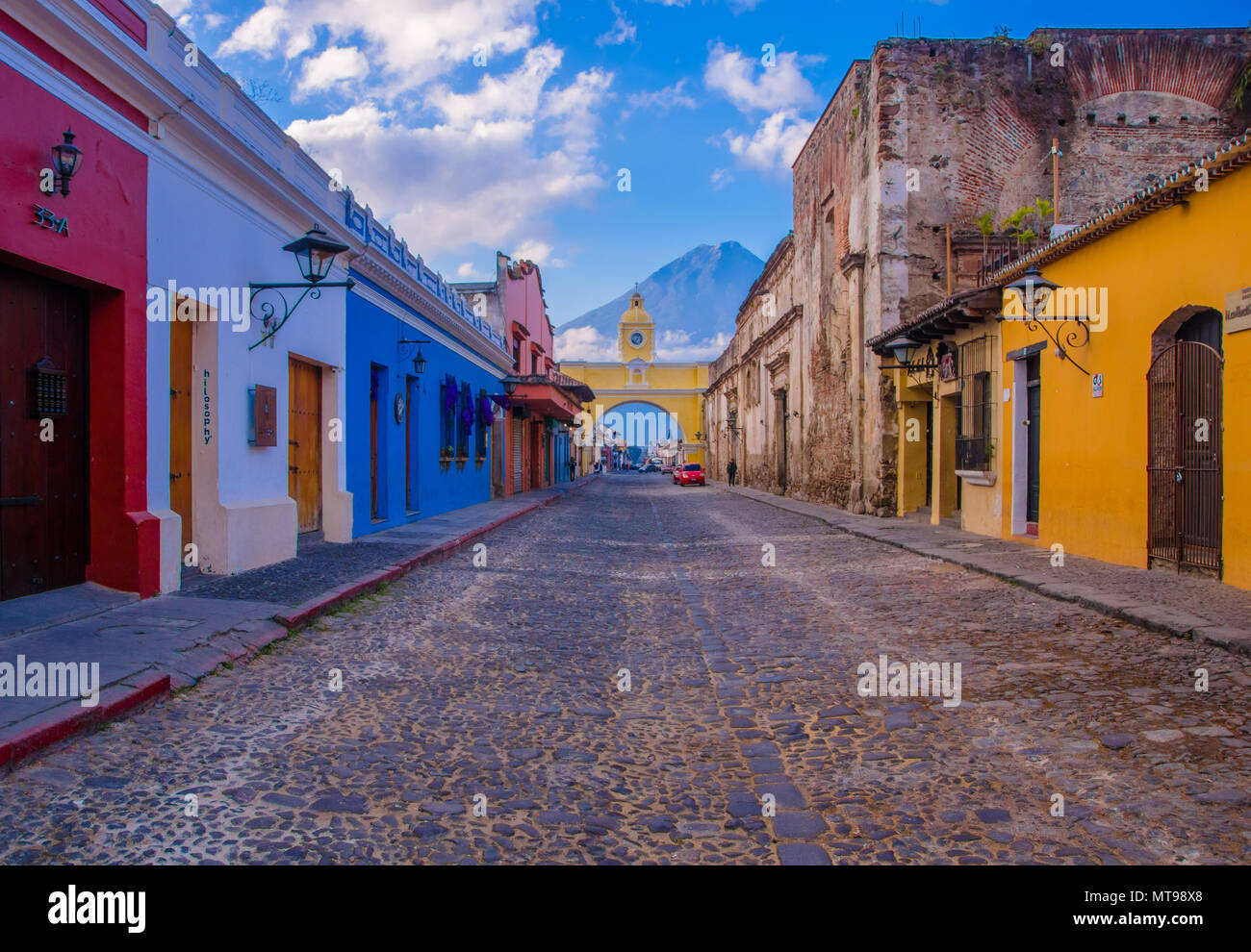 Ciudad de Guatemala, Guatemala, April, 25, 2018: Stadtbild in der Hauptstraße von Antigua Stadt mit dem Agua Vulkan im Hintergrund Stockfoto