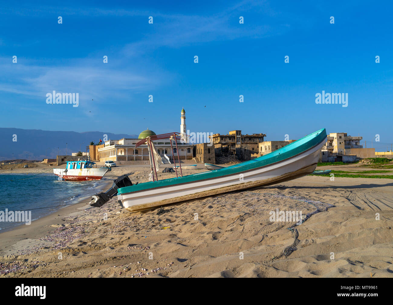 Fischer Boot vor der Altstadt, Dhofar Governatorat, Mirbat, Oman Stockfoto