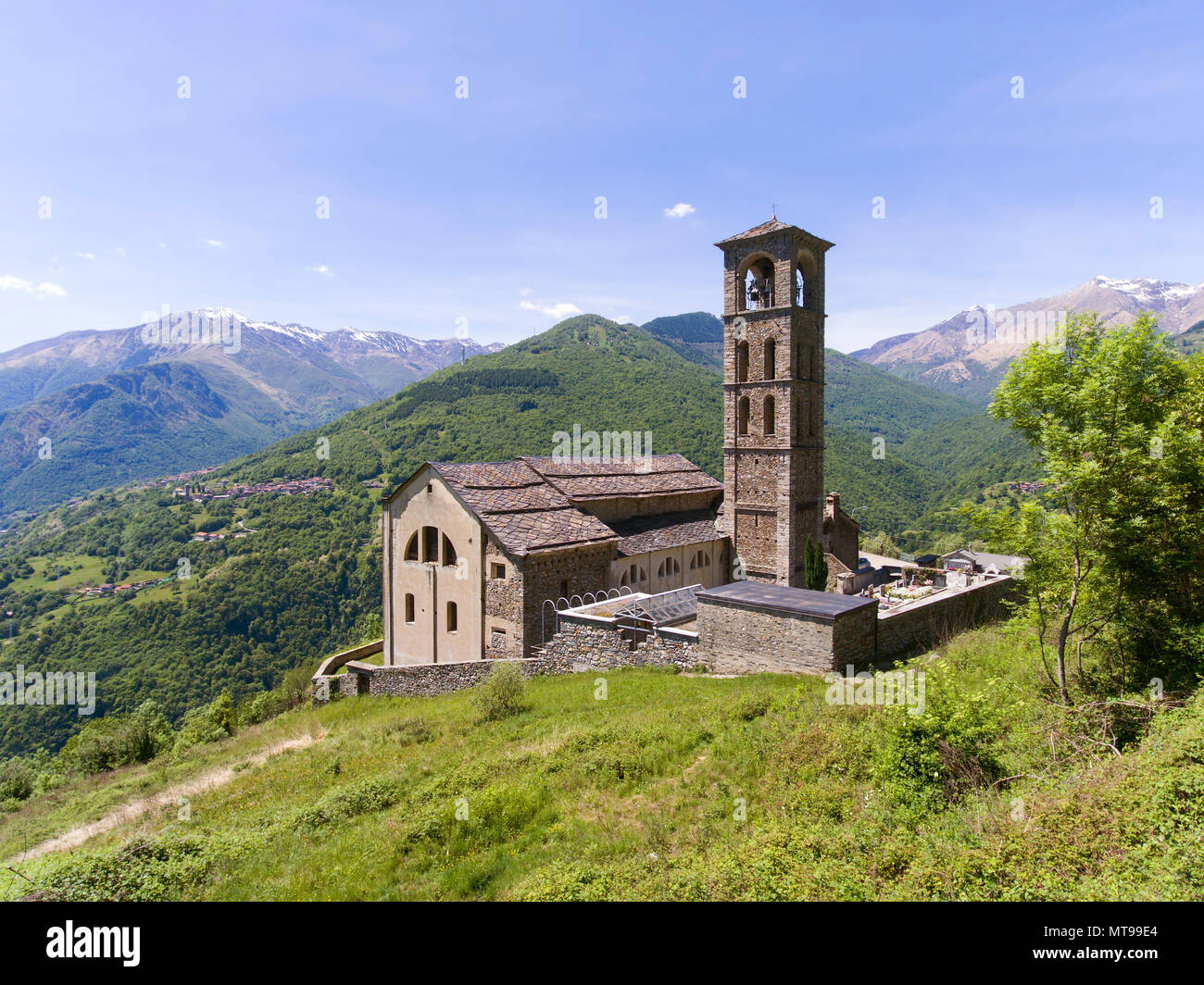 Alte Kirche zwischen Bergen in Italien Stockfoto