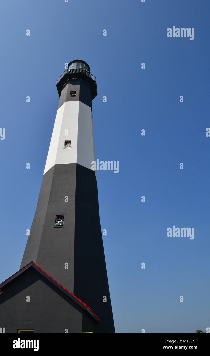 Ansicht von oben und Tybee Insel Licht Station Leuchtturm in der Nähe von Savannah Georgia. Einen herrlichen Blick auf den Atlantischen Ozean Küste, USA. Stockfoto