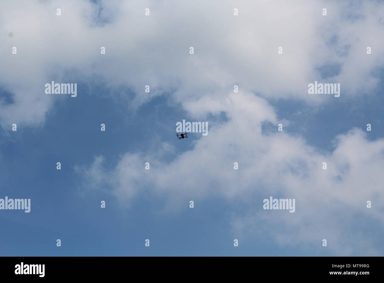 Drohne fliegen in blauer Himmel mit Wolken Stockfoto
