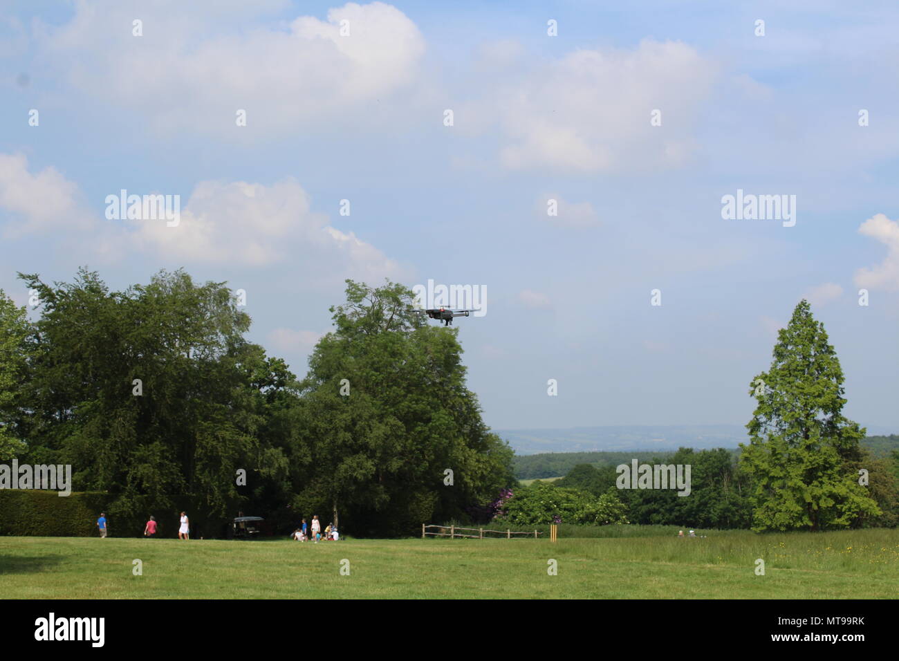Drone, die an Land in einem Feld Stockfoto
