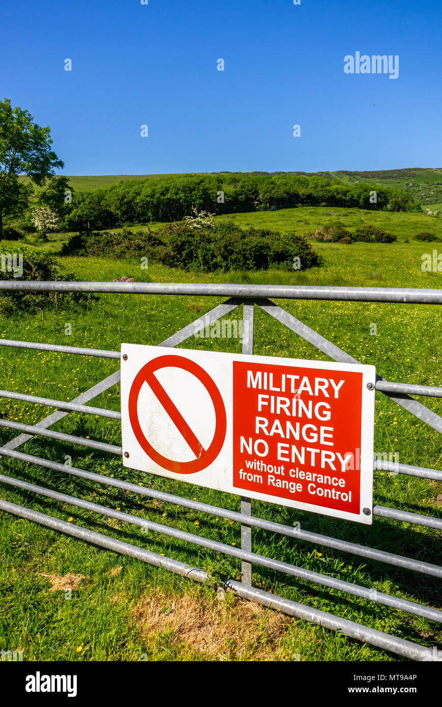Red kein Eintrag Zeichen außerhalb der Lulworth Ranges, Militärische Schiessanlagen zwischen Wareham und Lulworth in Dorset, England, Großbritannien Stockfoto