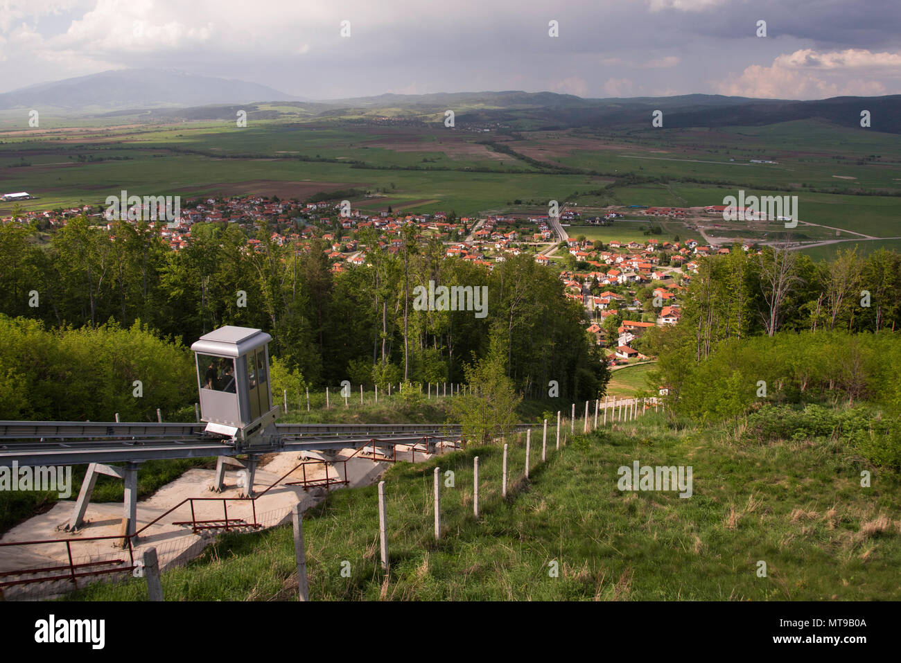 Standseilbahn in absteigender Reihenfolge von der oberen Seilbahnstation in Belchin Dorf in Bulgarien Stockfoto