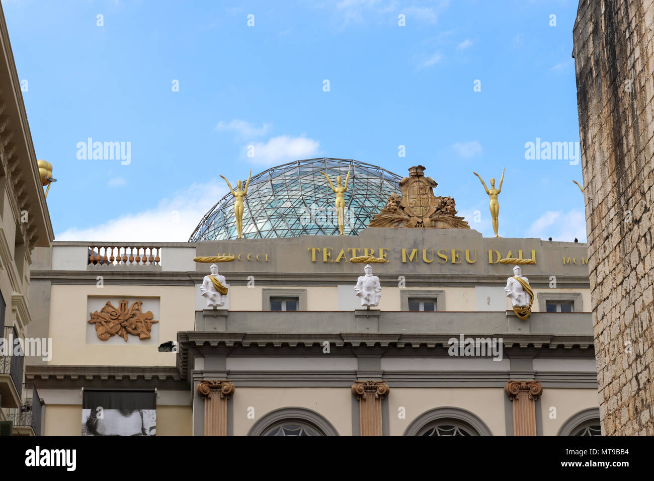 Glaskuppel und goldenen Statuen schmücken die Spitze des Salvador Dali Museum des Theaters am Eingang. Figueres, Girona, Catelonia, Spanien. Stockfoto