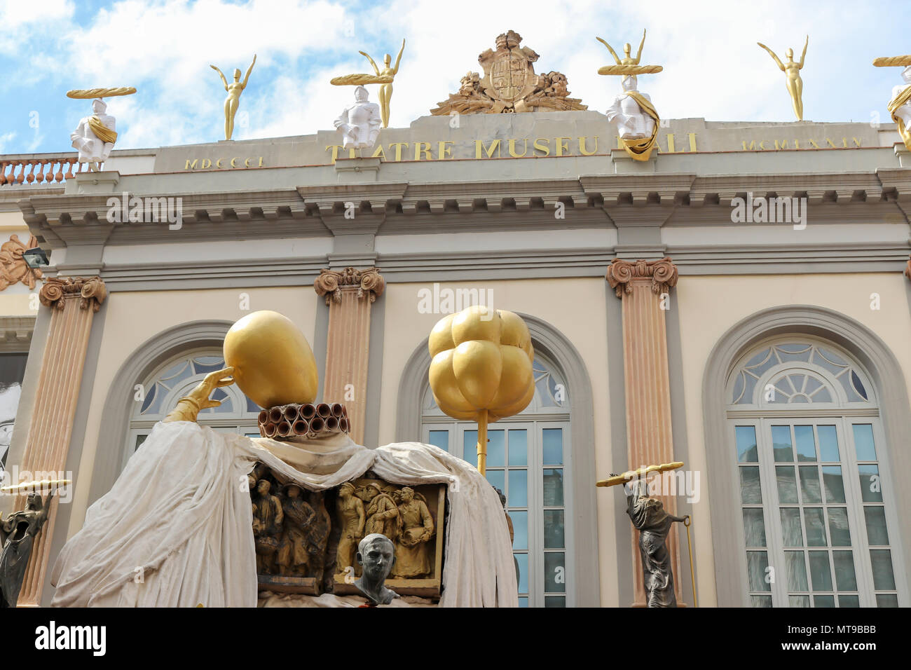 Skulptur mit goldenen Eier außerhalb des Salvador Dali Museum in Figueres, Girona, Catelonia, Spanien. Stockfoto