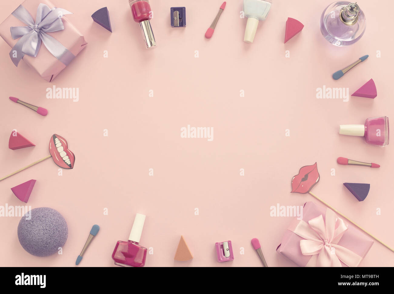 Zusammensetzung der dekorativen Kosmetik Nagellack Lippenstift schwamm  Spitzer box Geschenkbänder satin schleife Hintergrund rosa. Ansicht von  oben flach Stockfotografie - Alamy