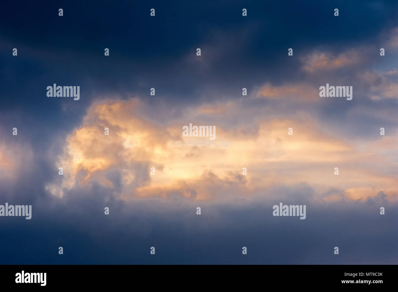 Hintergrund der Himmel mit Wolken bei Sonnenuntergang. Stockfoto