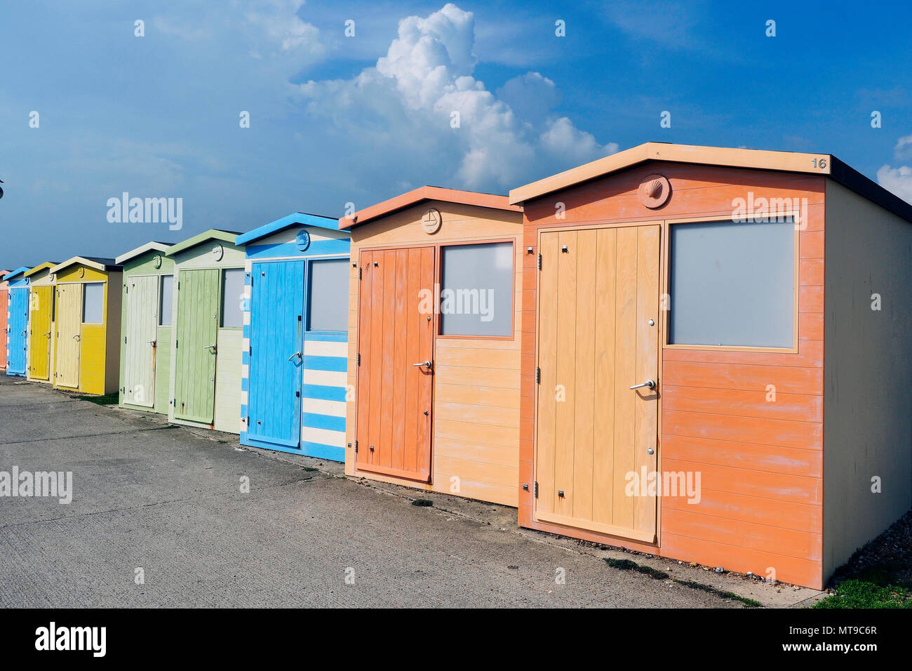 Strand Hütten auf Seaford promenade Stockfoto