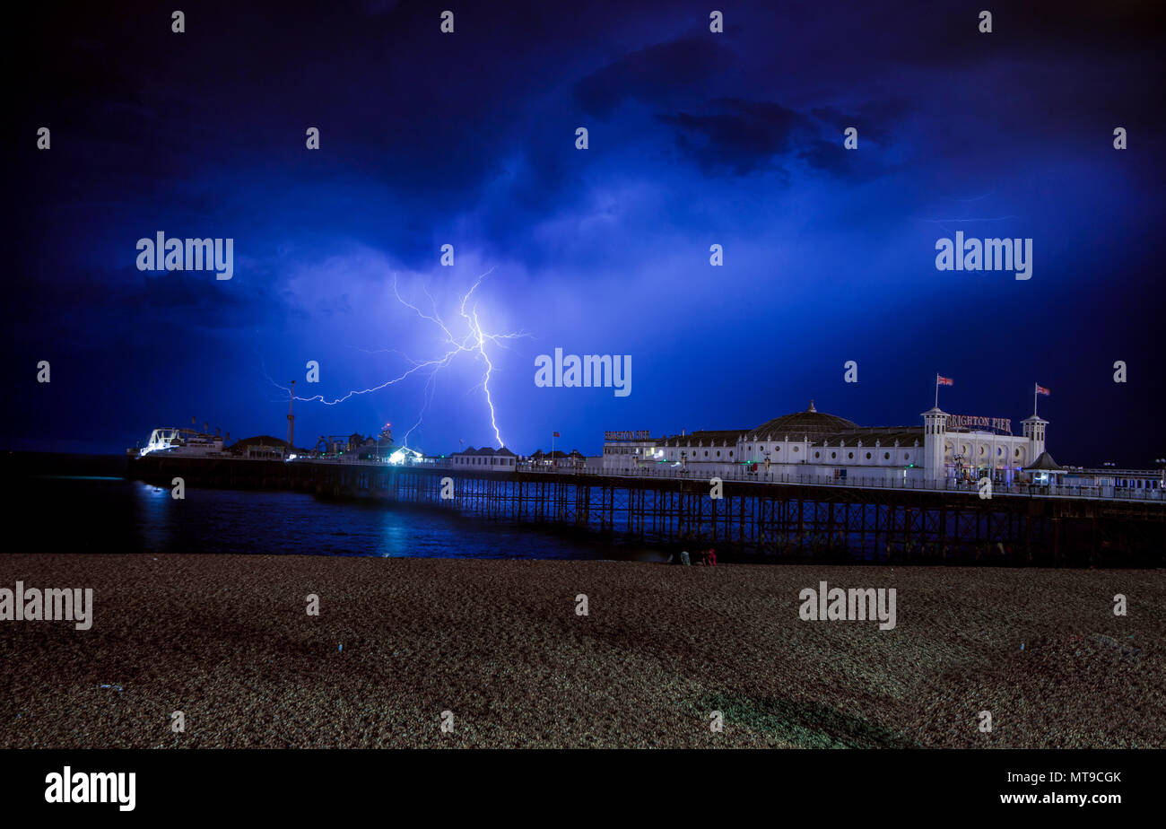Blitz über den Himmel über Brighton Palace Pier, Sussex, UK Stockfoto