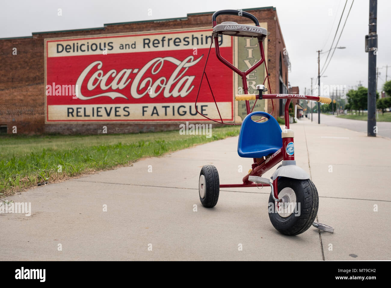 Coca Cola Wandbild die alte Livery Gebäude Radio Flyer Kinderwagen auf Bürgersteig Stockfoto