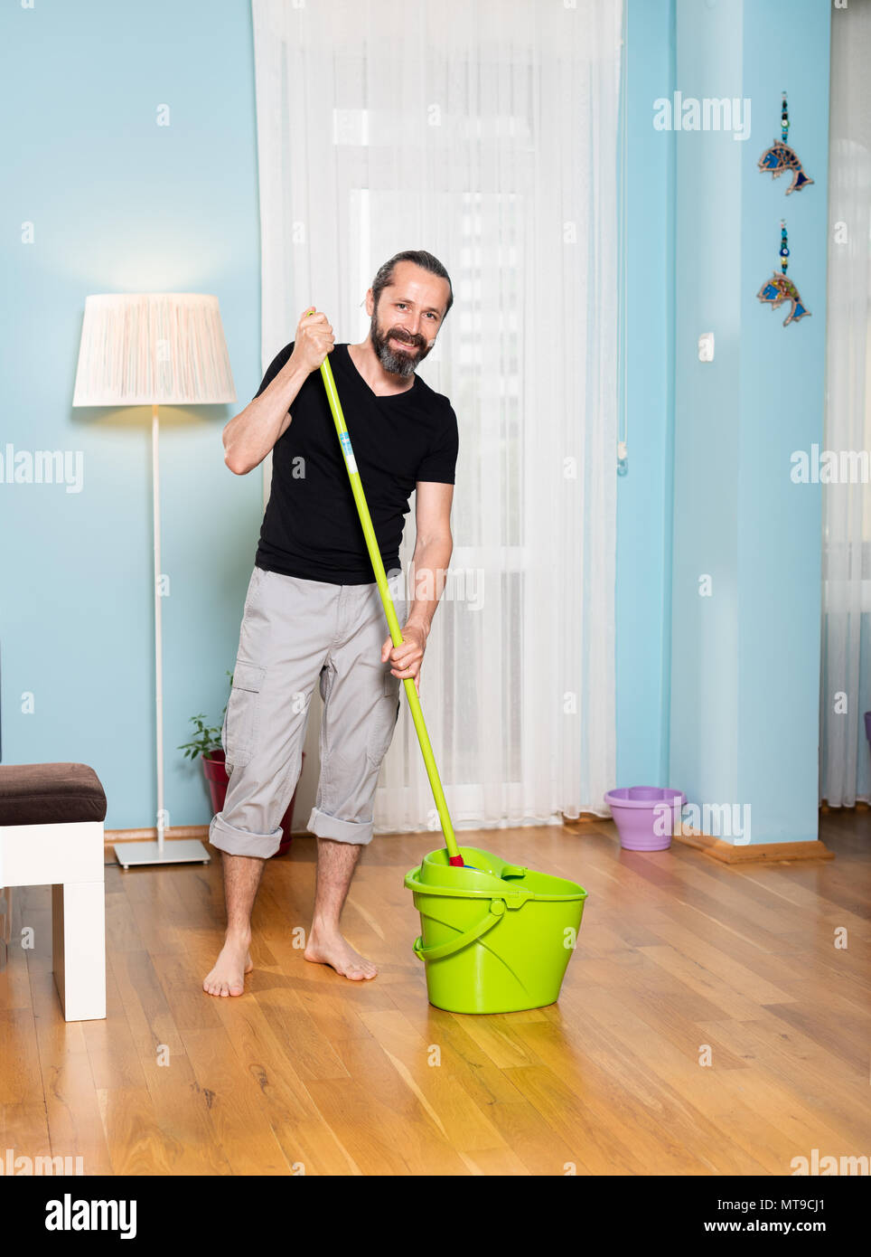 Haus Reinigung, Reinigung, Haus Mann zu fegen und wischen Stockfoto