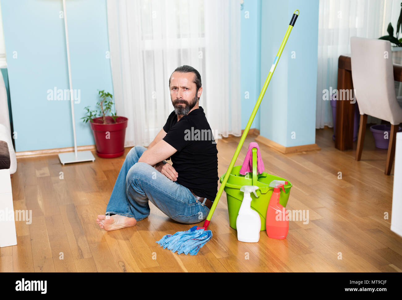 Haus Reinigung, Reinigung, Haus Mann zu fegen und wischen Stockfoto
