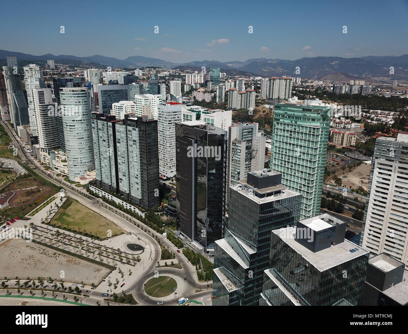 Wolkenkratzer in Mexiko Stadt um Reform Avenue mit blauem Himmel Stockfoto