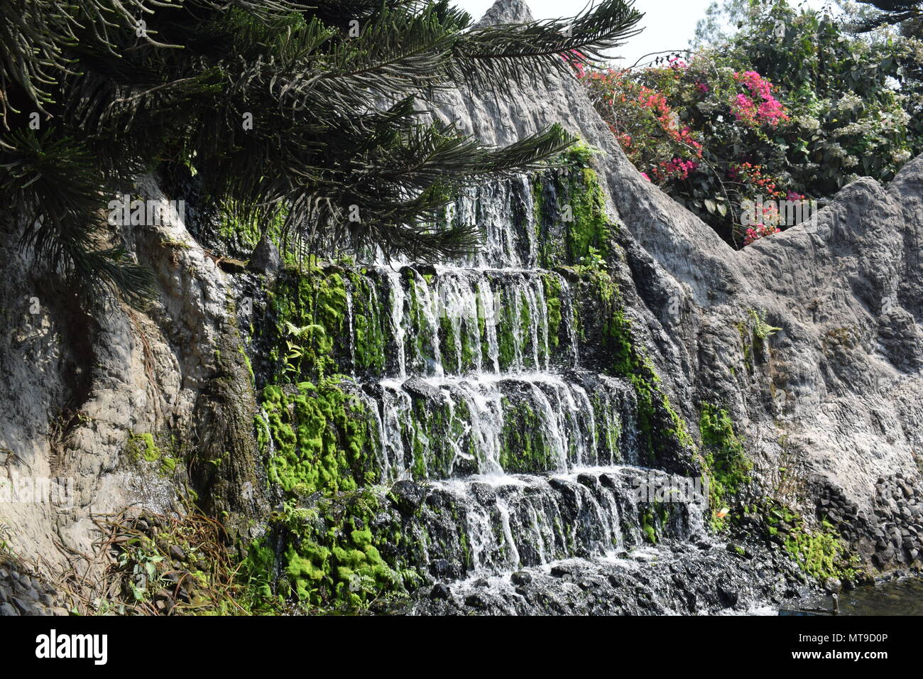 Wasser aus dem künstlichen Brunnen in einem Park, Dinajpur, Bangladesch Stockfoto