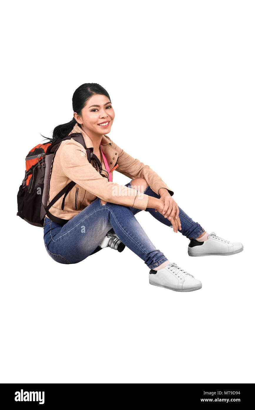 Bilder der asiatischen reisenden Frau mit Rucksack und Kamera sitzen auf weißem Hintergrund Stockfoto