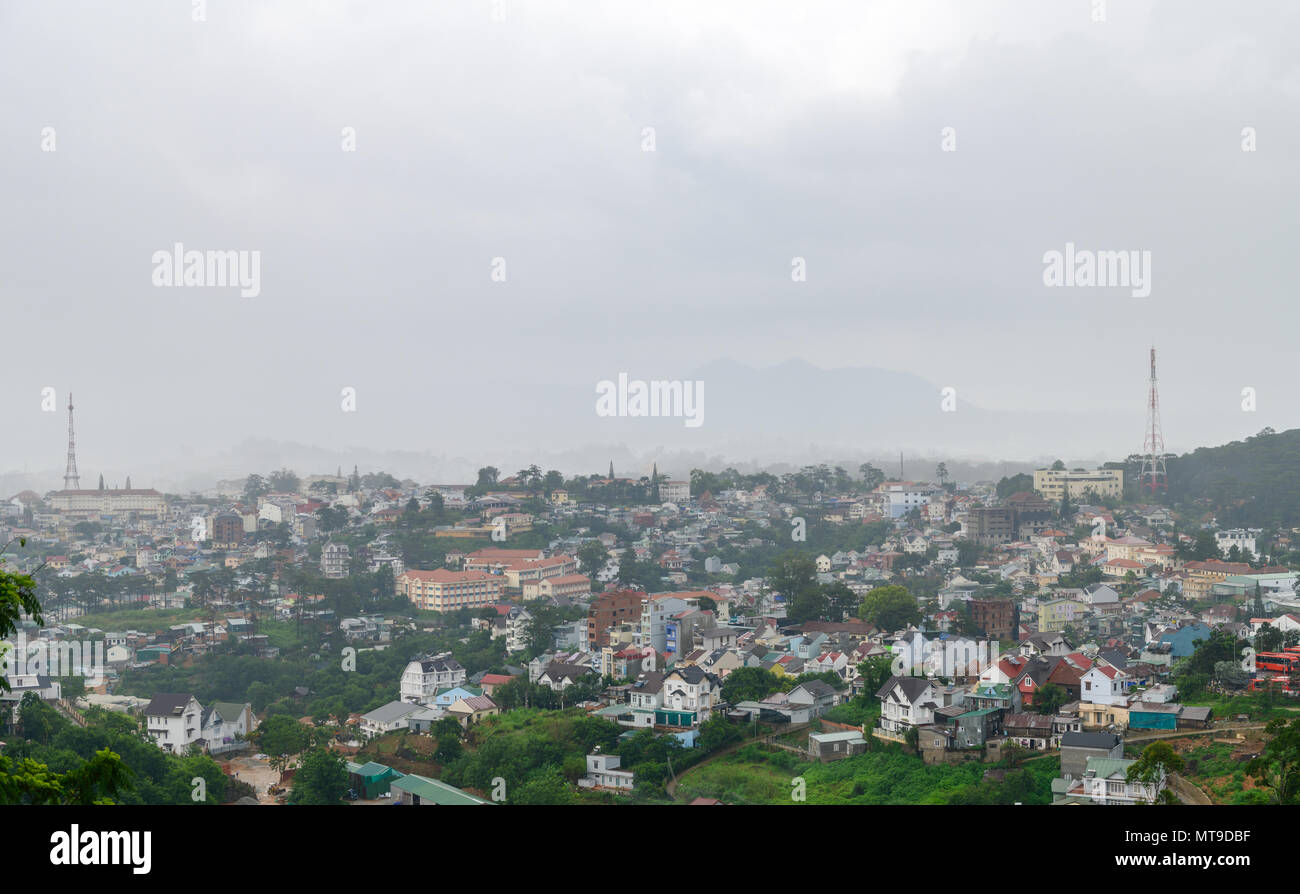 Stadtbild von Da Lat, Vietnam mit Nebel in der Regenzeit, Da Lat ist eine berühmte Stadt für Reisen in Vietnam. Stadt der Liebe und der Blumen. Stockfoto