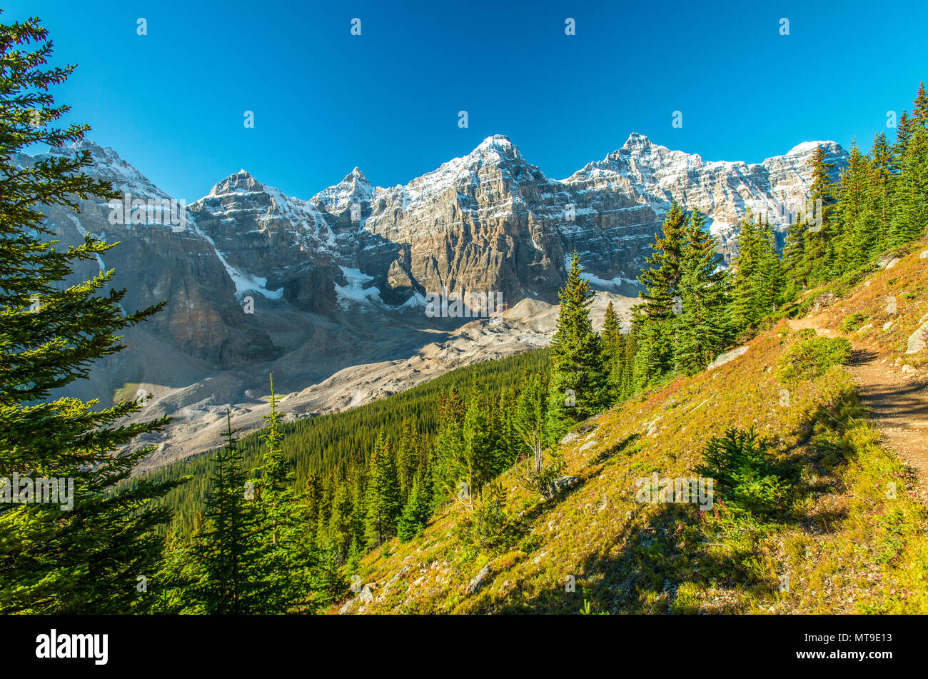 Schöne Aussicht von der Tal der zehn Gipfel aus dem Weg. Moraine Lake Gebiet der Rocky Mountains. Kanadische iconic Banff National Park. Berge. Stockfoto