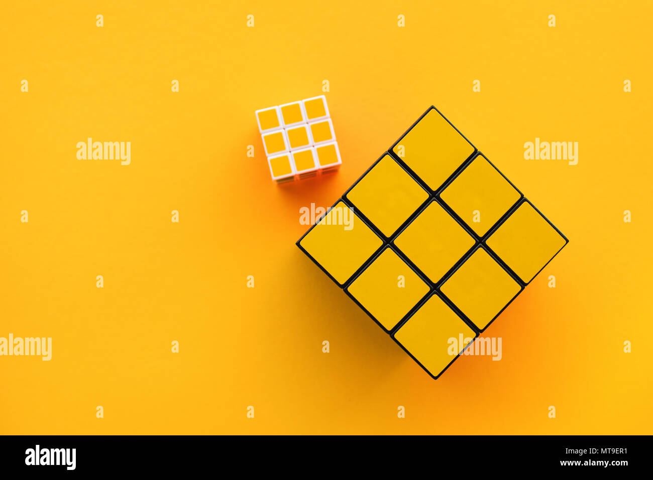 NOVI SAD, Serbien - 26. MAI 2018: Zwei Rubik's Cube, ursprünglich genannt Magic Cube, wurde von einem ungarischen Bildhauer und Professor für Architektur E erfunden Stockfoto