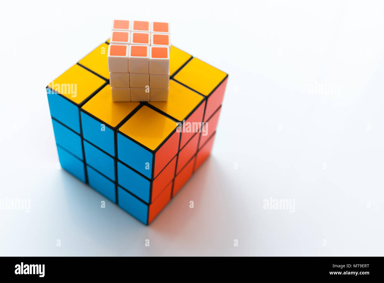 NOVI SAD, Serbien - 26. MAI 2018: Zwei Rubik's Cube, ursprünglich genannt Magic Cube, wurde von einem ungarischen Bildhauer und Professor für Architektur E erfunden Stockfoto