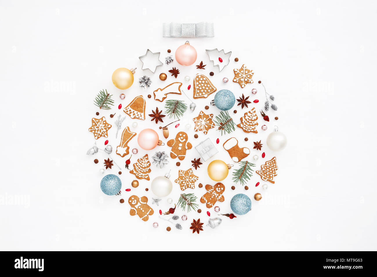 Creative Christmas Ball aus Lebkuchen cookies, Bälle, Tannenzapfen, Sterne Anis, Backformen, Eicheln, Filialen auf weißem Hintergrund Fichte. Neue Ihr Stockfoto