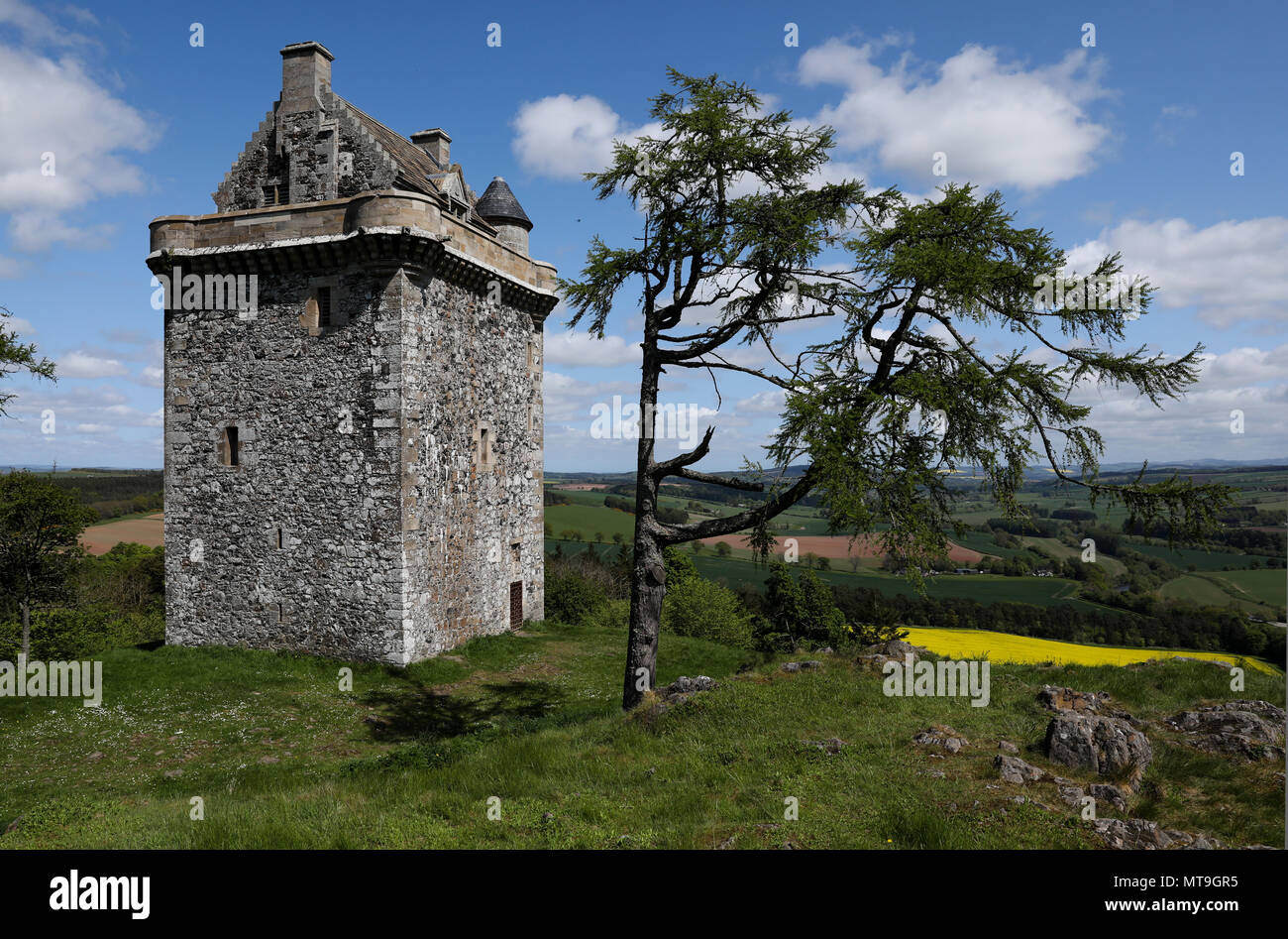 Fatlips Castle ist ein Scottish Borders Symbol thront auf der Spitze Minto Felsen mit Blick über Teviotdale, Vergangenheit Denholm und Bedrule, auf den berühmten Ruberslaw Mou Stockfoto