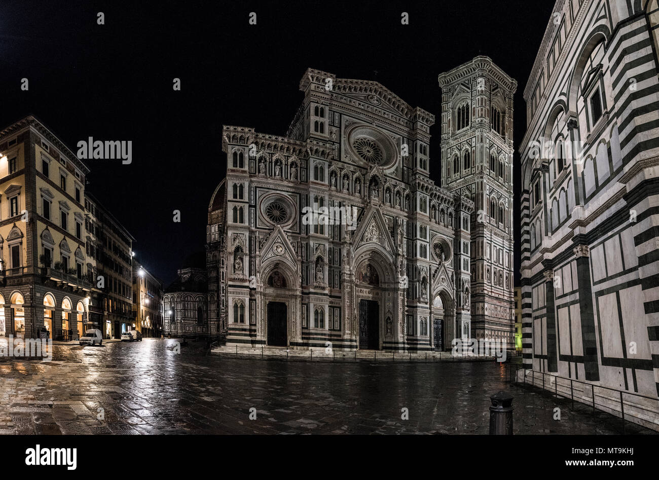 Nacht Blick auf Duomo di Firenze Dom bei Nacht mit dem Taufbecken von St. John in Aussicht, Florenz, Italien, Europa Stockfoto