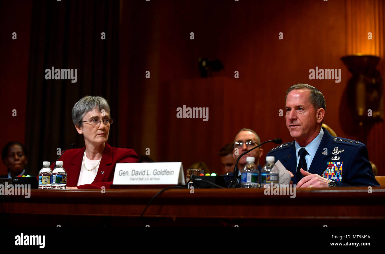 Sekretär der Air Force Heather Wilson und Luftwaffe Stabschef General David L. Goldfein bezeugen vor dem Senat Mittel Ausschuss Unterausschuss für Verteidigung Mai 17, 2018, in Washington, D.C. (Air Force Foto: Staff Sgt. Rusty Frank) Stockfoto