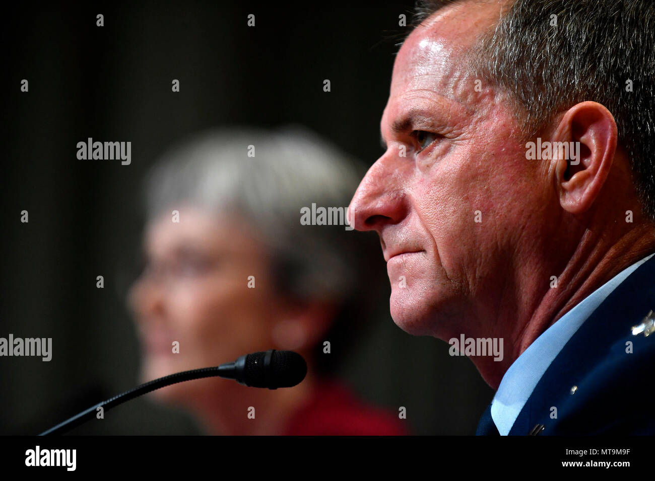 Sekretär der Air Force Heather Wilson und Luftwaffe Stabschef General David L. Goldfein bezeugen vor dem Senat Mittel Ausschuss Unterausschuss für Verteidigung Mai 17, 2018, in Washington, D.C. (Air Force Foto: Staff Sgt. Rusty Frank) Stockfoto