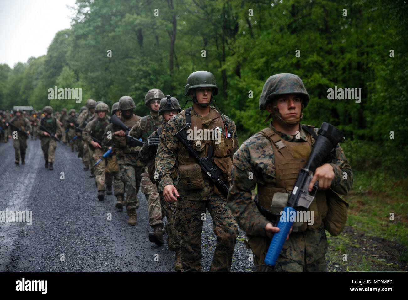 Das 6th Engineer Support Battalion ist eine Einheit des United States Marine Corps Reserve innerhalb der 4th Marine Logistics Group, die technische Unterstützung bereitstellt. Das Archivbild dokumentiert Marines und Kommandos der britischen Armee, die am 17. Mai 2018 während der Übung Red Dagger in Fort Indiantown Gap, Pennsylvania, eine beladene 8-Meilen-Wanderung durchführten. Stockfoto